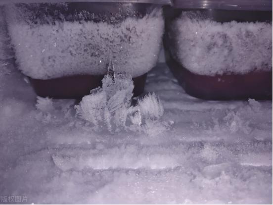 冰箱结冰很厚只需一招立刻脱落,冰箱结冰太厚不用铲教你一招