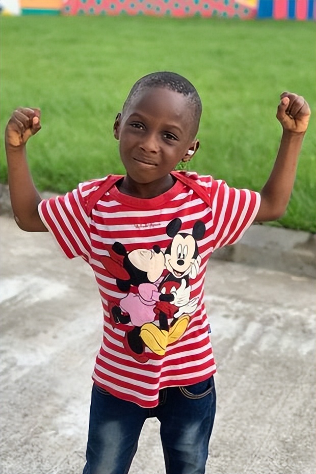 2016年，那个被白人美女喂水喝的2岁非洲小男孩，后来怎么样了？