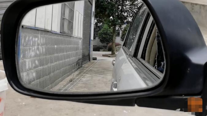 为什么有的车倒车灯只有一个,倒车灯有必要换吗