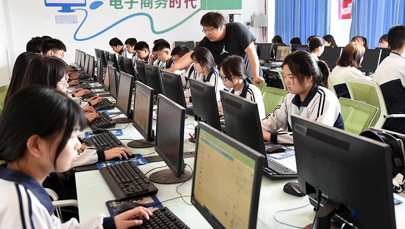 细数职校发财之道:为招生打擦边球,职业学院赠学生每人一台苹果14