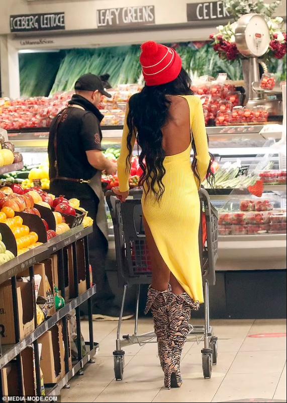 网红芭比翘路人视角,芭比去超市买菜