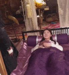 妹子的皮裤穿的真紧，有人知道妹子皮裤上的包怎么回事么，哈哈