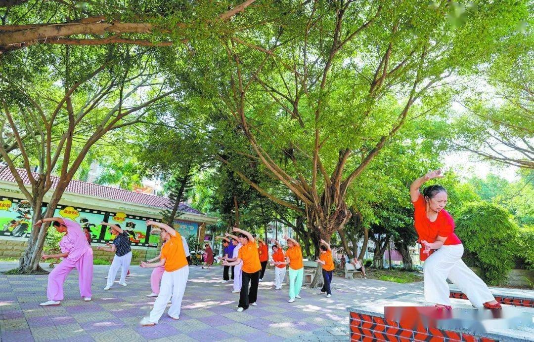 外国游客来到中国之后疑惑，为什么中国老人不用上班？