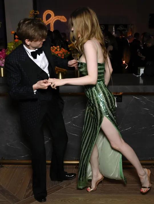 两次甩掉马斯克，绝美女星和英国最帅童星官宣！甜到像拍偶像剧