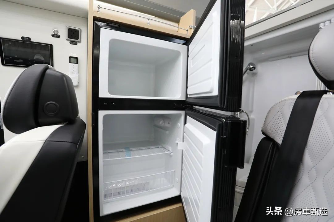 福特新全顺v362中轴低顶升顶房车,齐星全顺v362硬升顶房车