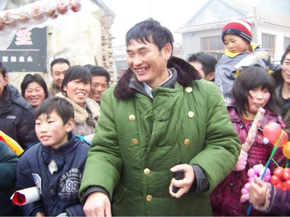 大衣哥换上新演出服,大衣哥穿西装最新图片