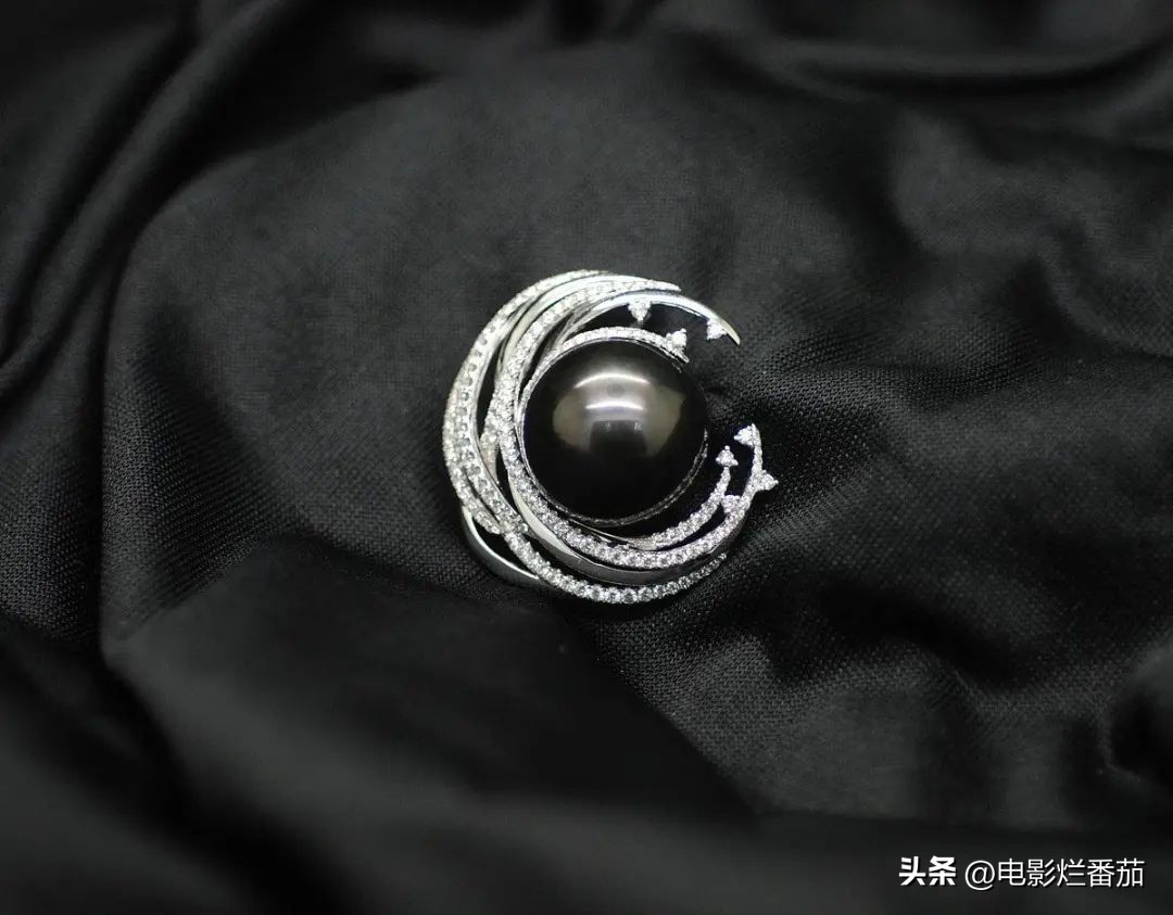 卡塔尔王太后配饰价格,卡塔尔王太后佩戴价值200万的胸针