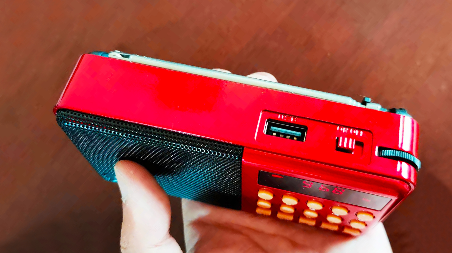 便携能插u盘的迷你收音机,可以插u盘的小音响收音机