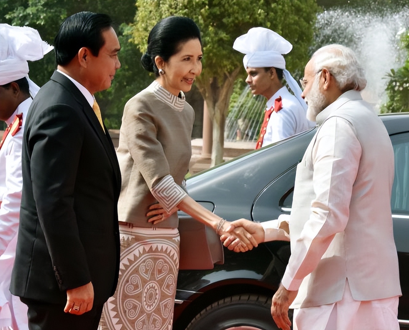 泰国第一夫人美出圈，盛装出席APEC晚宴，行屈膝时宛如童话公主