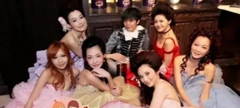 讲颜色笑话、坐政客大腿，一家“4位奇女子”，大小S背后的成名史