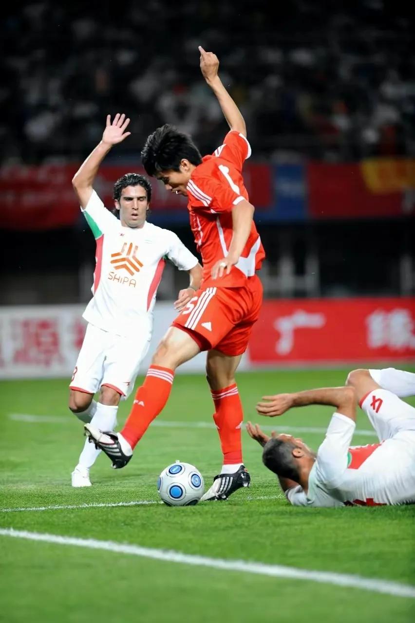 范志毅回应喜欢c罗还是梅西,范志毅评价梅西c罗