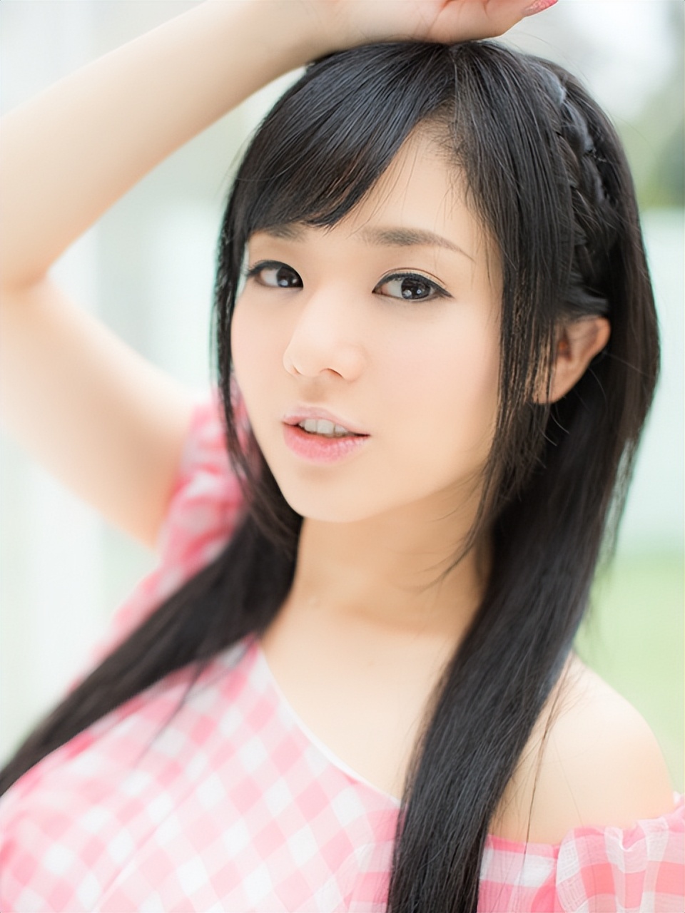 38岁苍井空罕见晒全家福，娃娃脸出镜笑容甜美，一家四口其乐融融