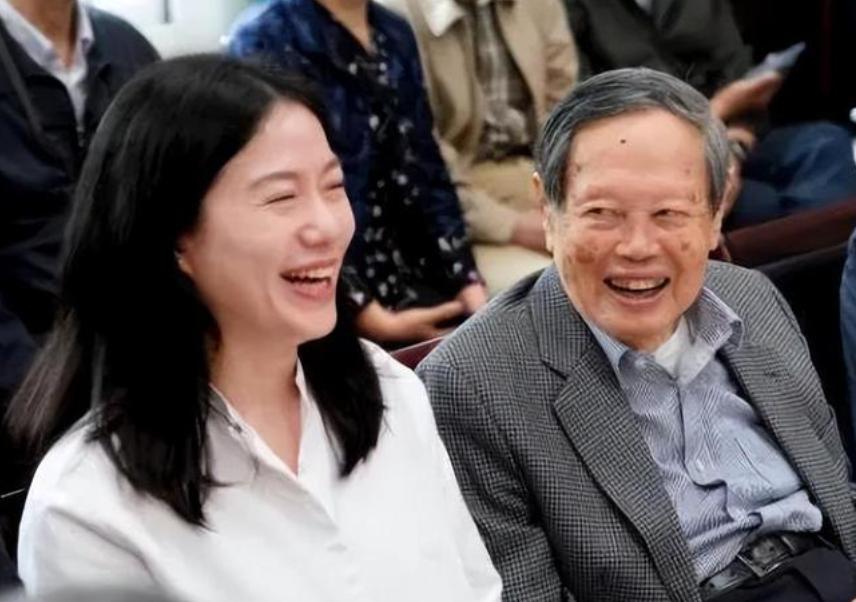 翁帆与杨振宁结婚生活状况怎样,杨振宁和翁帆结婚的当年现状