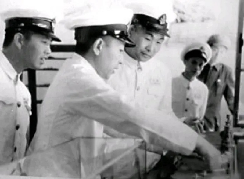 87年肖劲光看电视时大发雷霆，质问*华清刘**：谁说中国不准备建航母