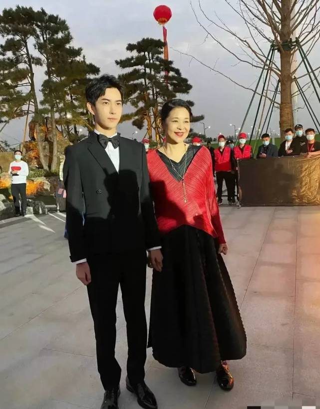 倪萍黑裙,62岁倪萍现身飒气扬雄十足