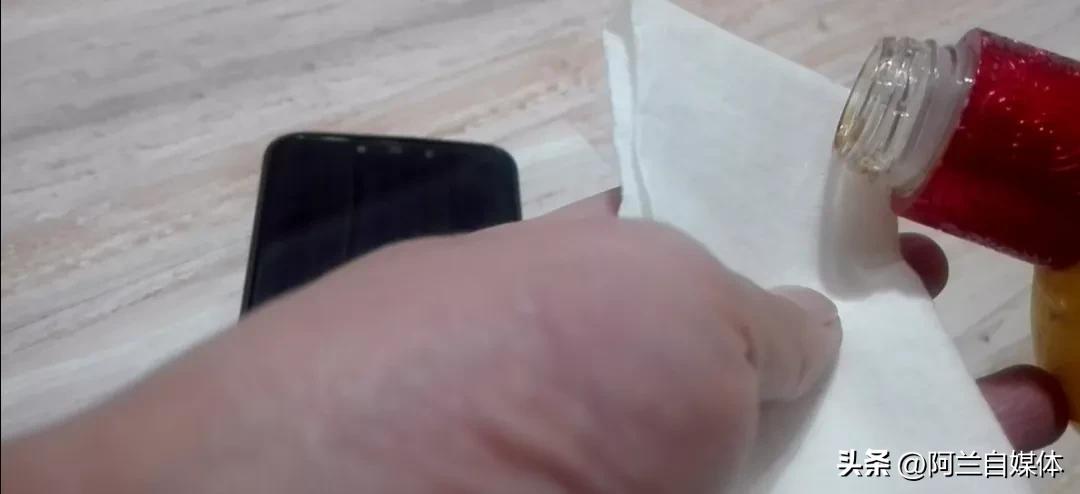 手机屏幕最正确的清洁方法,手机屏幕脏了怎么擦才正确