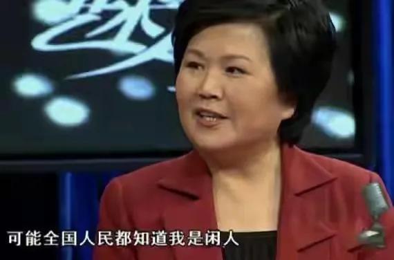 央视播音33年，搭档罗京去世后自请离职，74岁的刑质斌如今怎样了