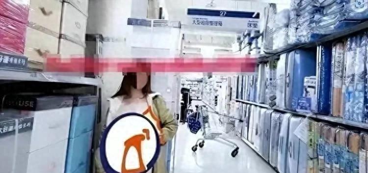 露出*体下**！女子在多个地标故意猥亵，照片曝光