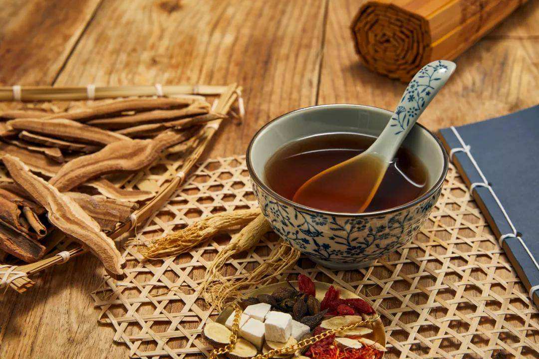 内膜薄经量少怎么调理,月经量少色黑中医辨证治疗