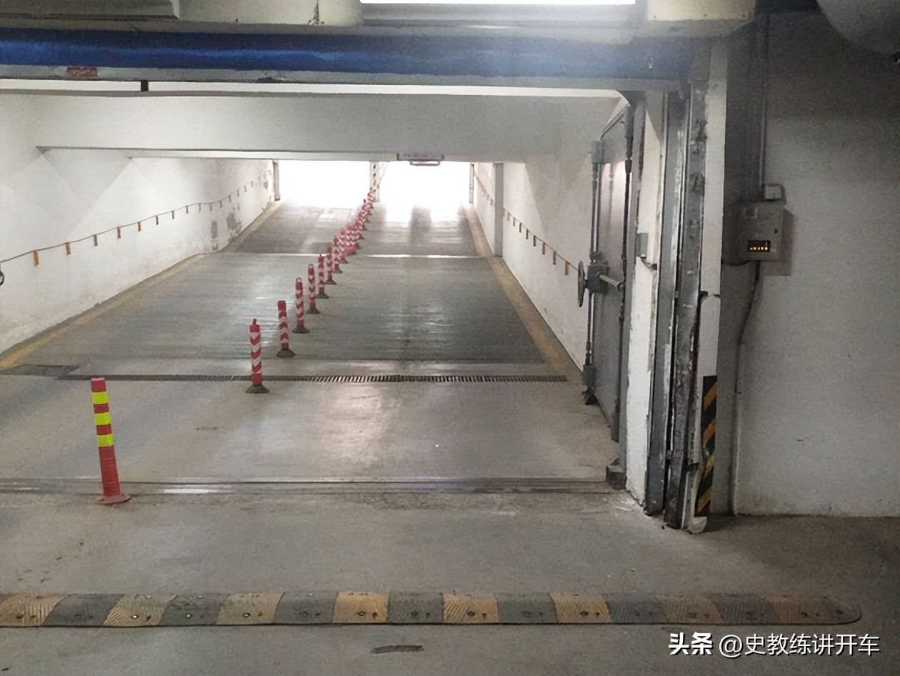 从地下车库开出去,新手司机为啥恐惧?要注意哪些细节?