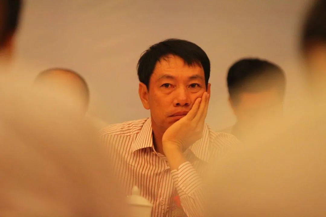 他小学没毕业，花10亿把“打工皇帝”招至麾下，600亿身价还*税逃**