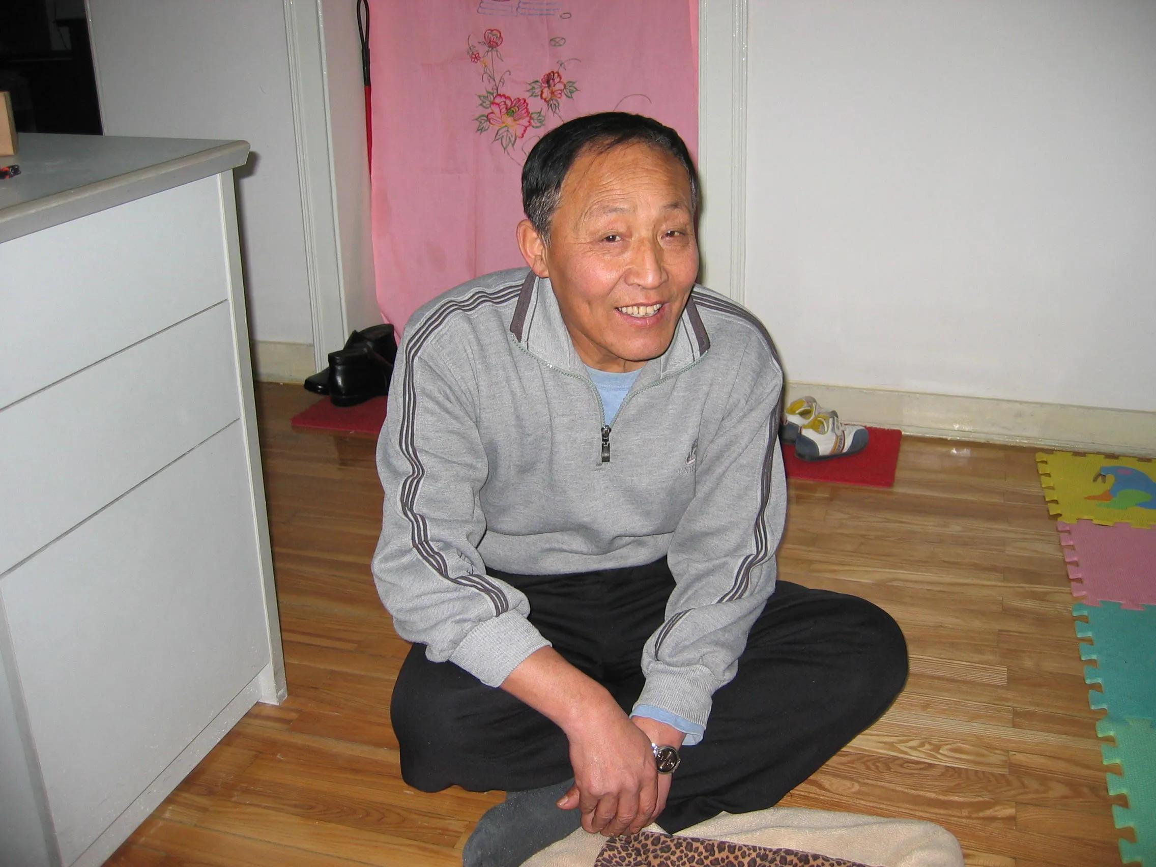 为了儿子的美国留学梦，二哥小贵耗尽了最后一滴血汗，甚至生命