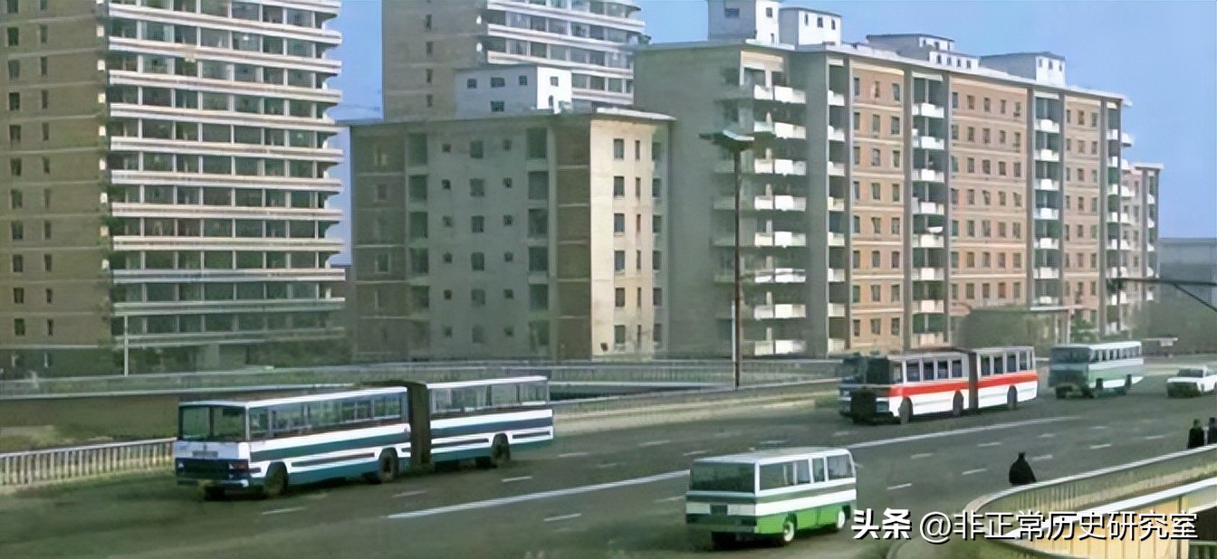 老照片：80年代的北京生活风貌，火车上供应茅台，牛肉一块八一斤