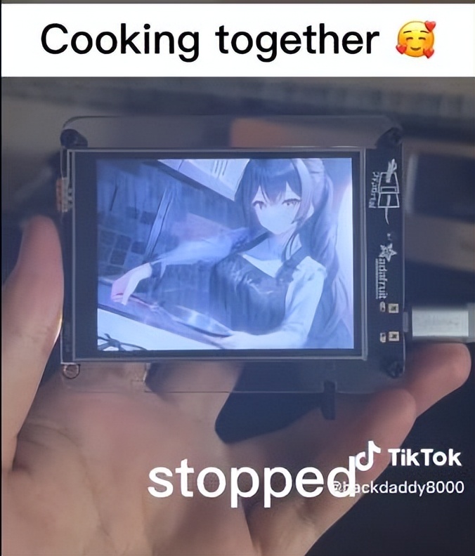 外国小哥用AI做了个虚拟老婆，日渐沉迷后，被真女友要求删除