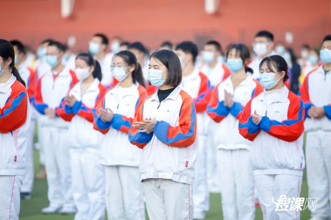 千名学生传递巨幅国旗,开学典礼百人传旗