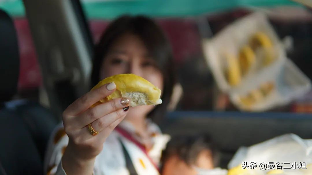 还吃啥榴莲自助?来泰国路边摊吃榴莲,100块钱管饱