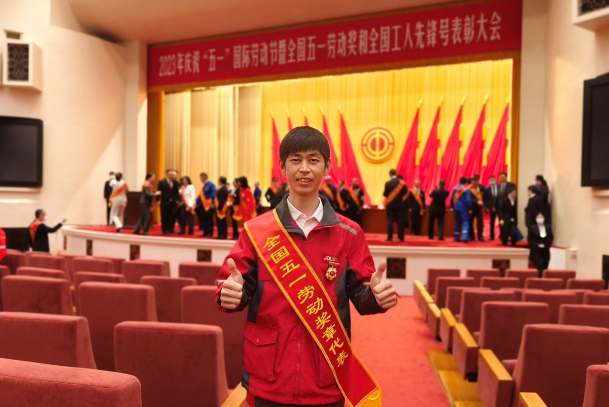 神互动“跑得最快的京东快递小哥”为梅西送球，直呼“太荣幸了”