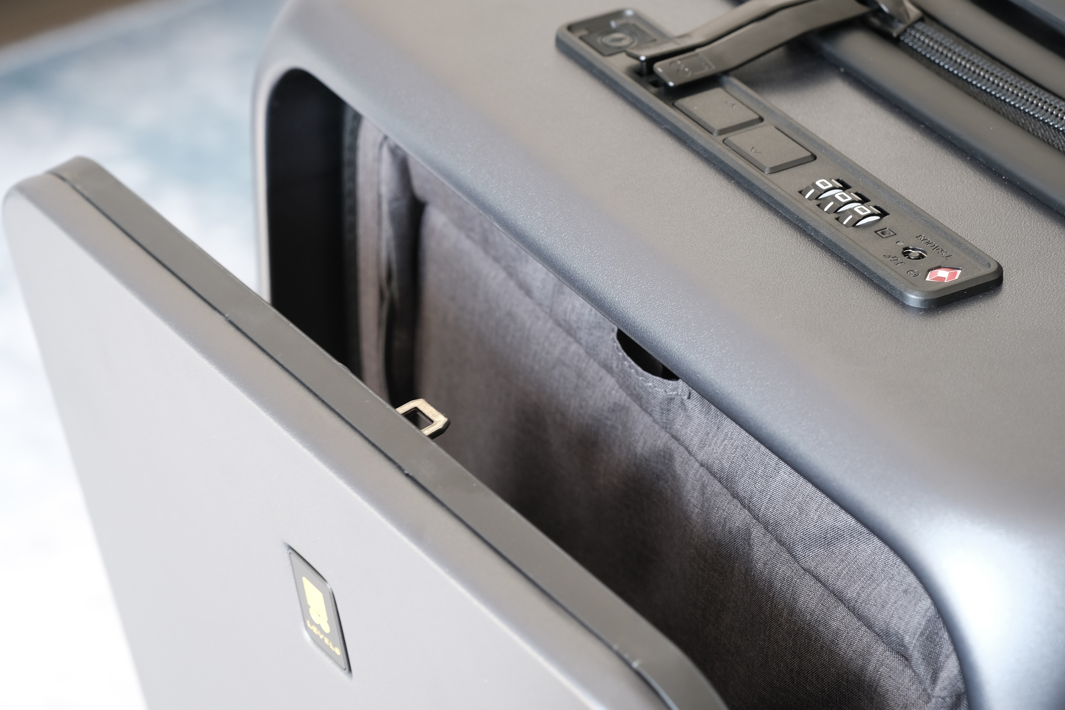 陪你走过人生四季，地平线8号ONETOUCH前开门行李箱测评