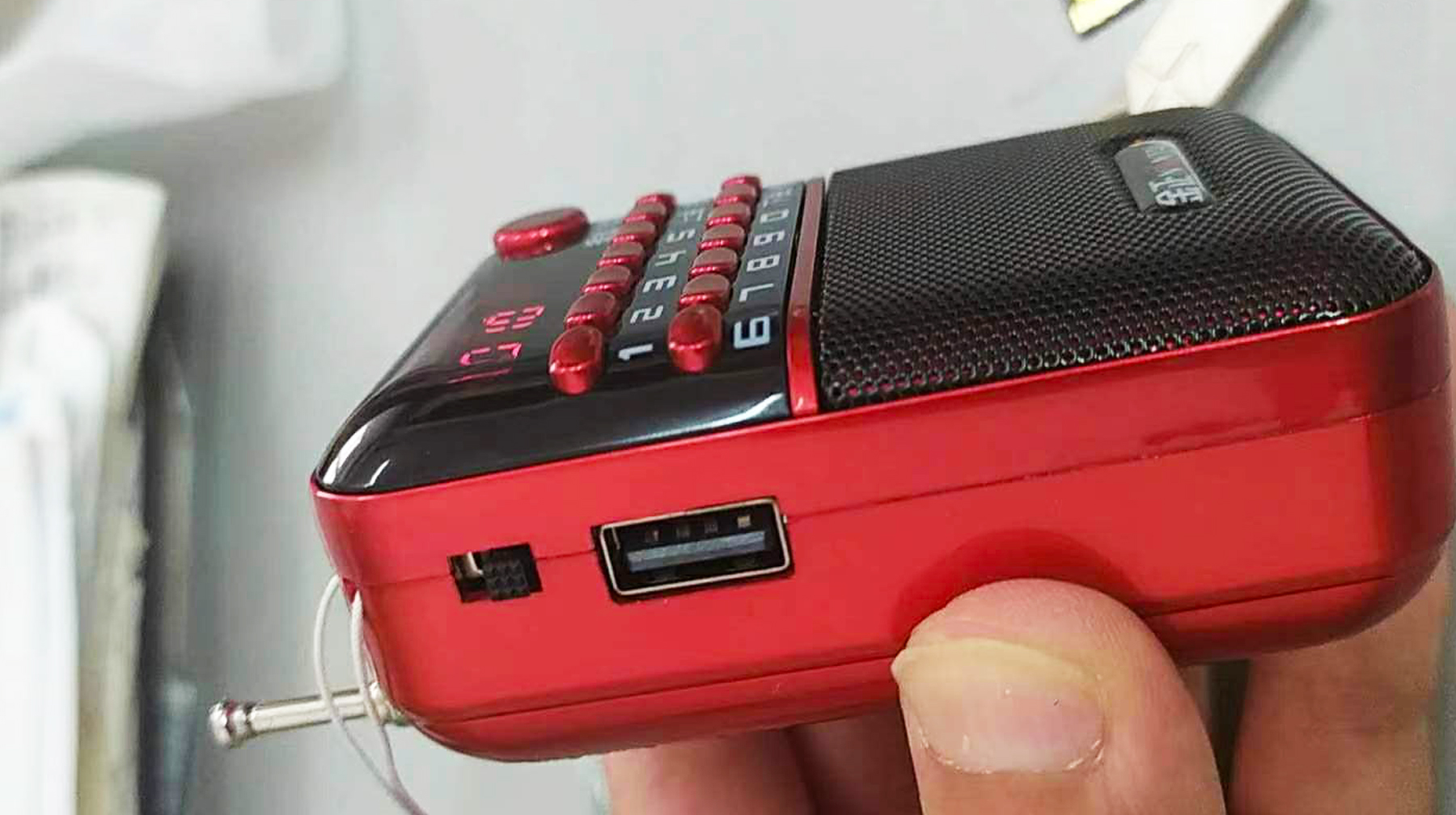 拉天线收音机,拉开天线听广播