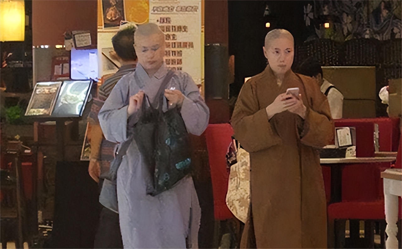 10年前，女住持戴假发穿黑丝跟和尚同居，开豪车住别墅用新款手机