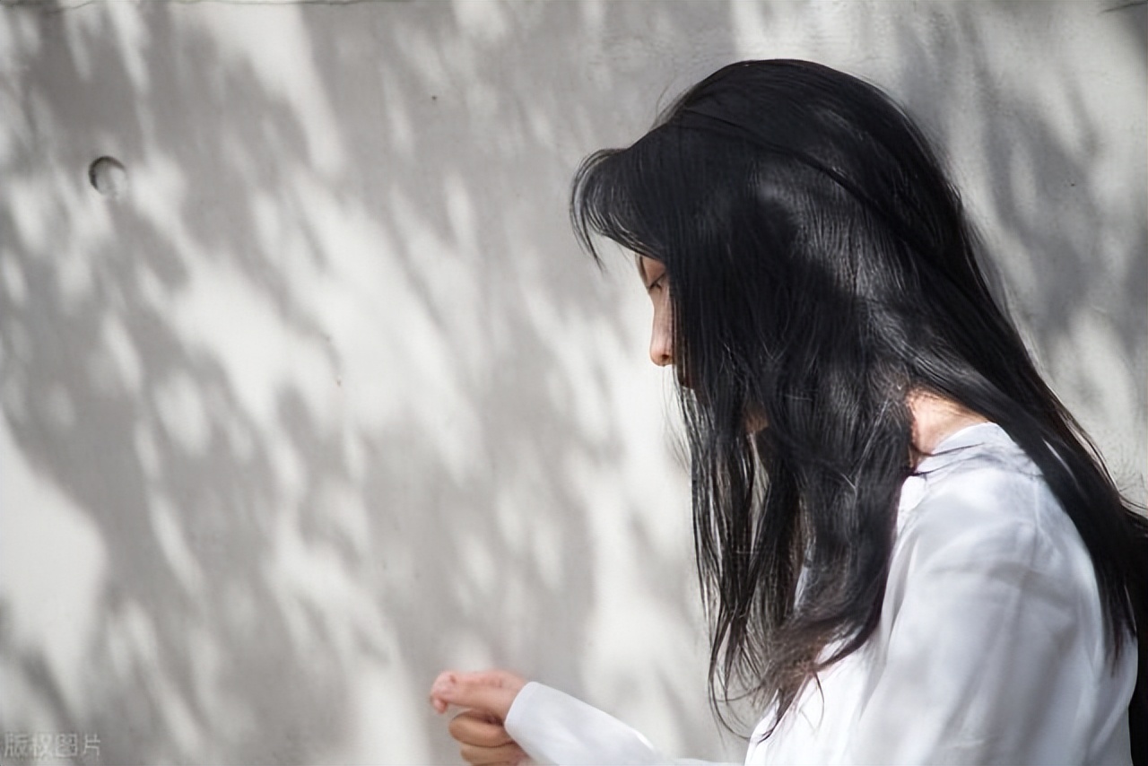 男友和他的闺蜜行为怪异，总粘在一起，女友焦虑：我不想看到变局