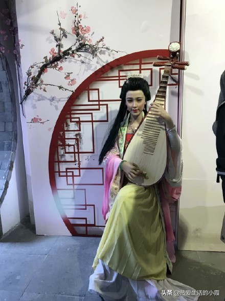 长板桥头种桃花，年年开在断肠时