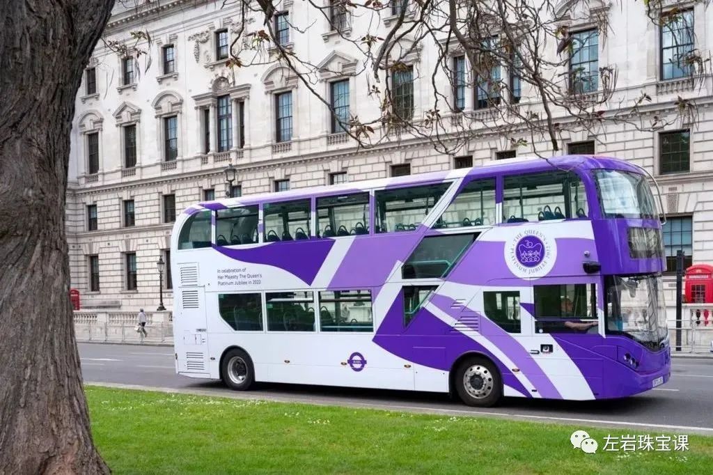 左岩:70周年!女王时尚永不出错的秘籍!大揭秘