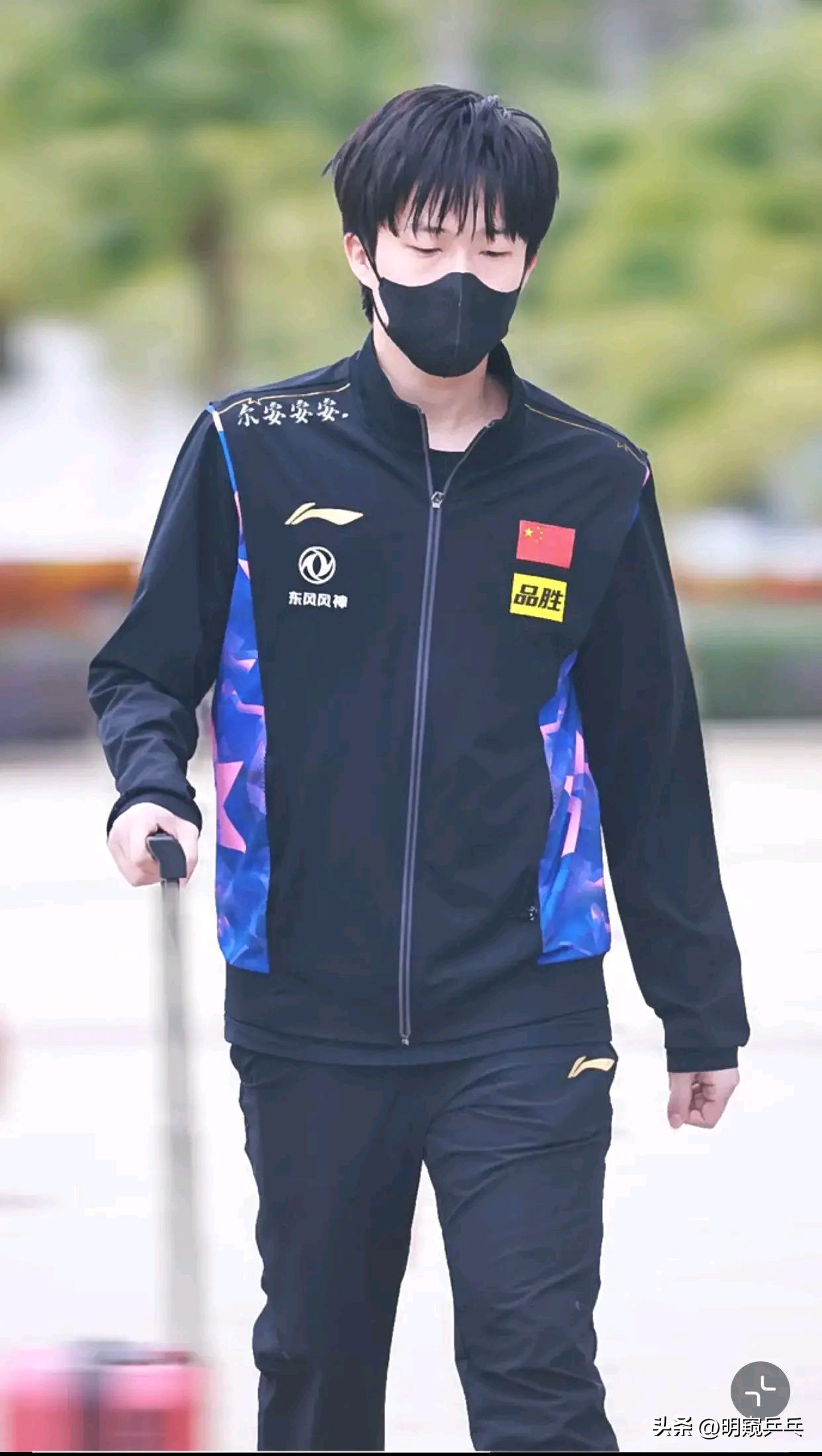 孙颖莎王曼昱李宁羽绒服合影,孙颖莎白色外套同款