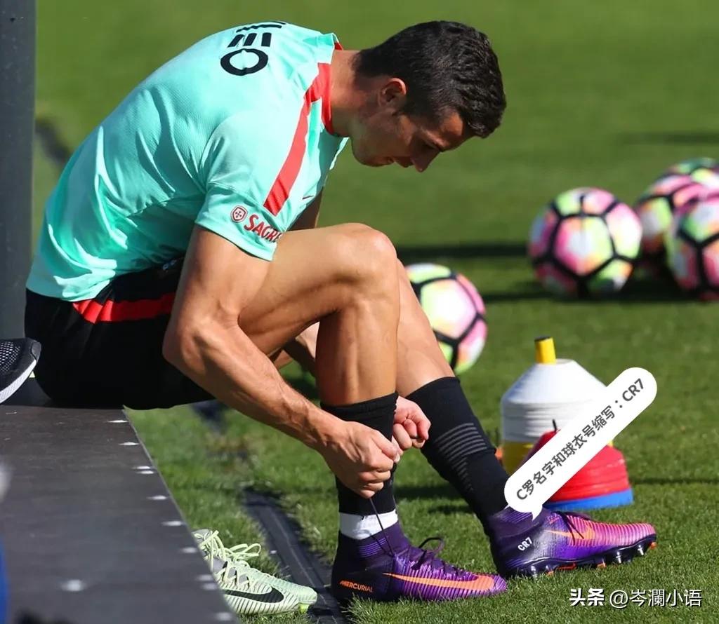 梅西的球鞋被安东内拉拿着,安东内拉最后把梅西的球鞋收起来