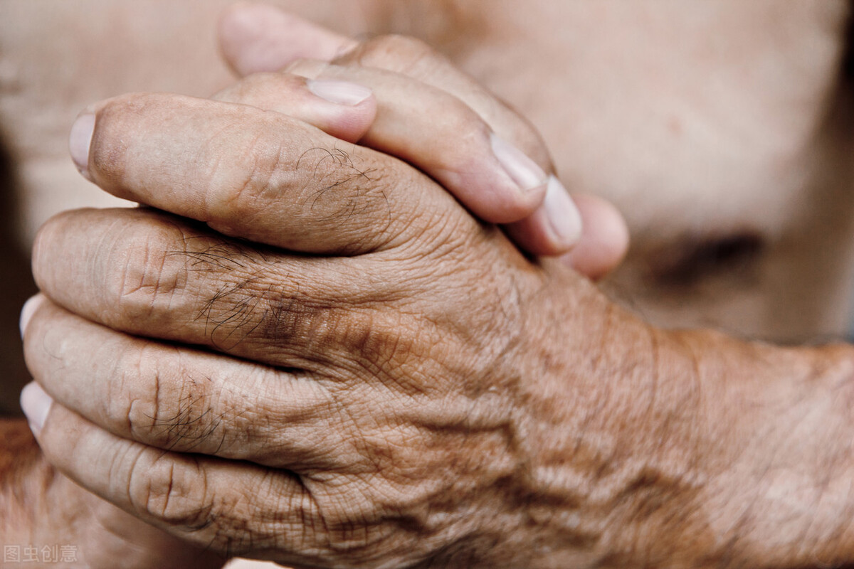 人老了身上有股怪味是咋回事,为什么岁数大了身体有异味