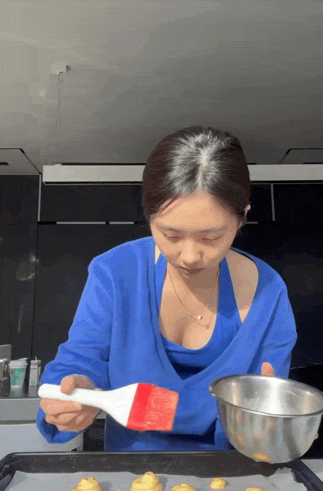 金星直播吐槽明星穿深v,金星吐槽明星走红毯捂胸