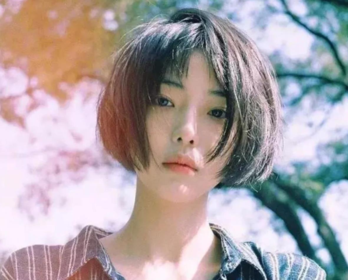 圆脸方脸女孩显脸小发型,圆脸烫什么发型显脸小