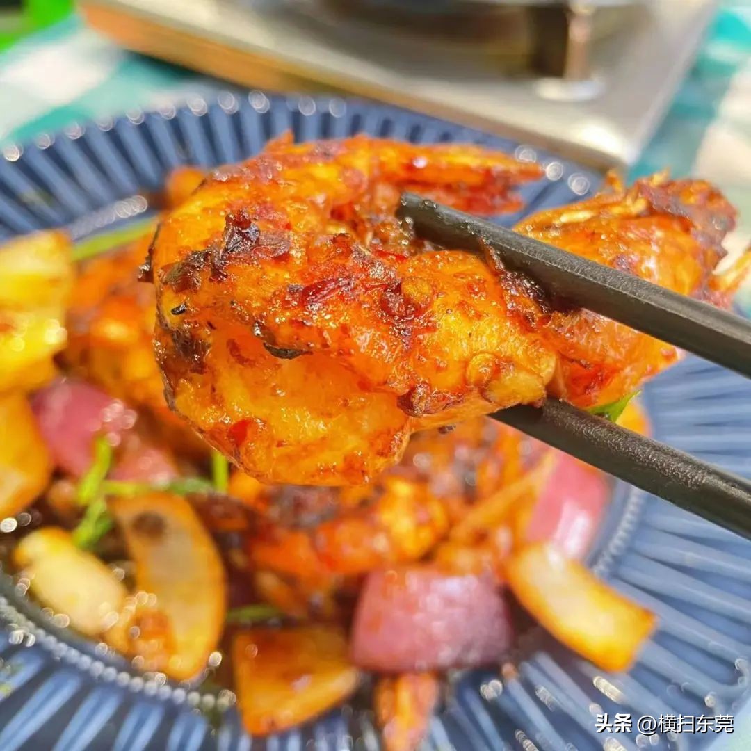 南城县夜宵排档一条街,附近大排档生蚝99元100只