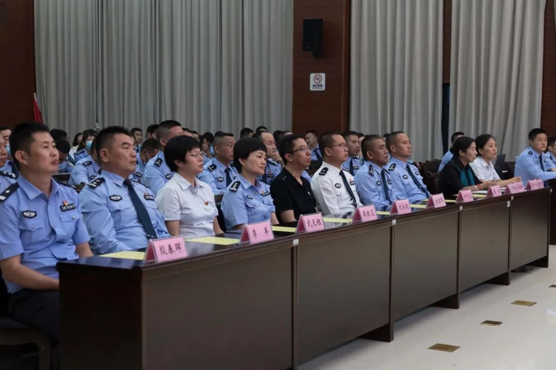 以深情的歌声向党的生日献礼,嘹亮的歌声向党献礼