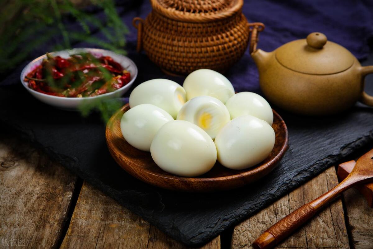 每天吃一个鸡蛋是养生还是伤血管,一天一个鸡蛋应在什么时间吃最好