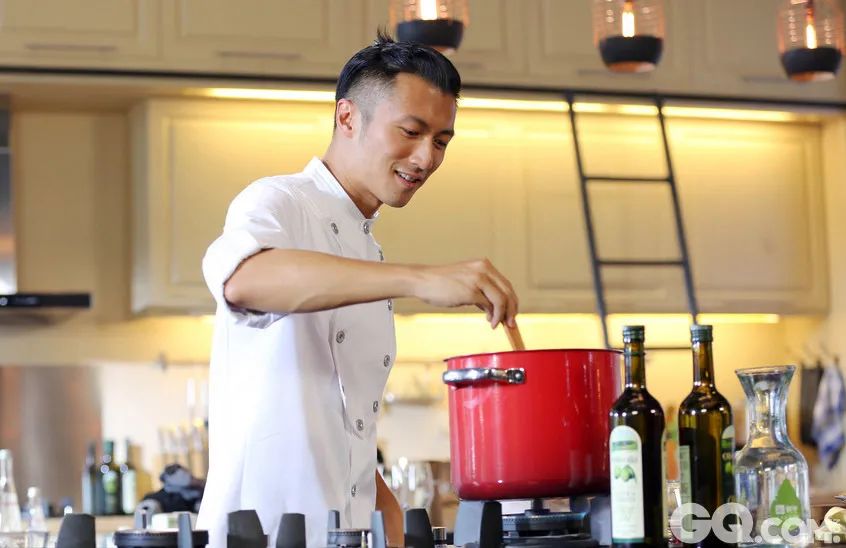 谢霆锋和王菲机场牵手完整版,王菲谢霆锋牵手张柏芝什么感受