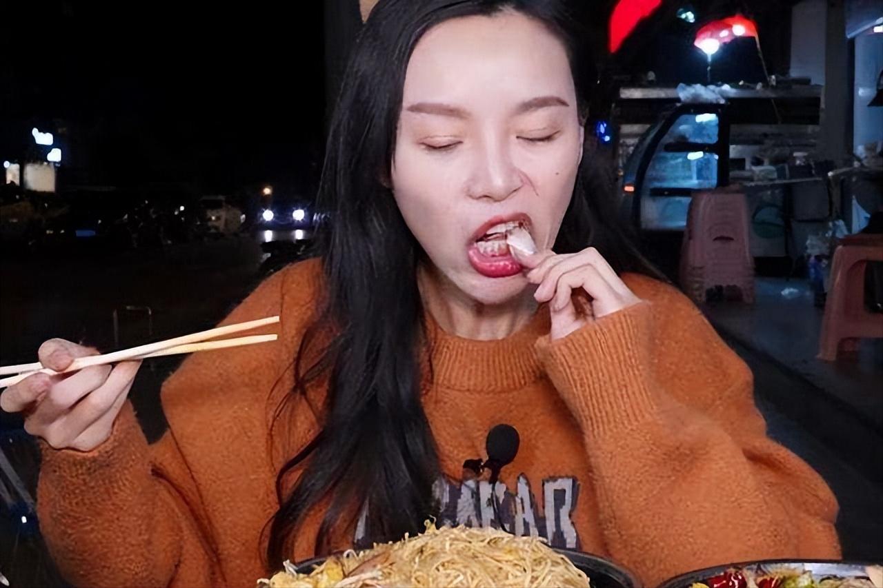 网红小贝饿了被视为假吃,吃货网红小贝不断被网友质疑