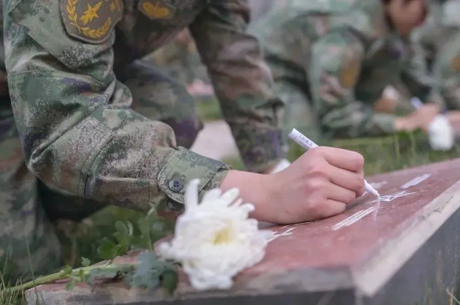 解放军清明缅怀红军先烈活动,清明祭奠革命先烈解放军鸣枪