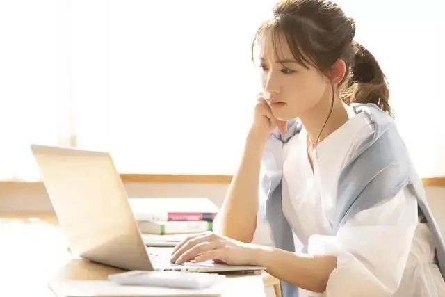 那天下午六点钟，中专时的同学发微信让我安排住宿，我选择了拉黑