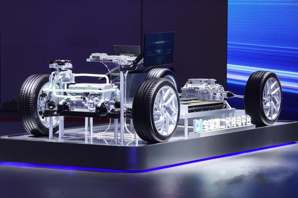 纯电家轿搅局者,新能源搅局者零跑b11